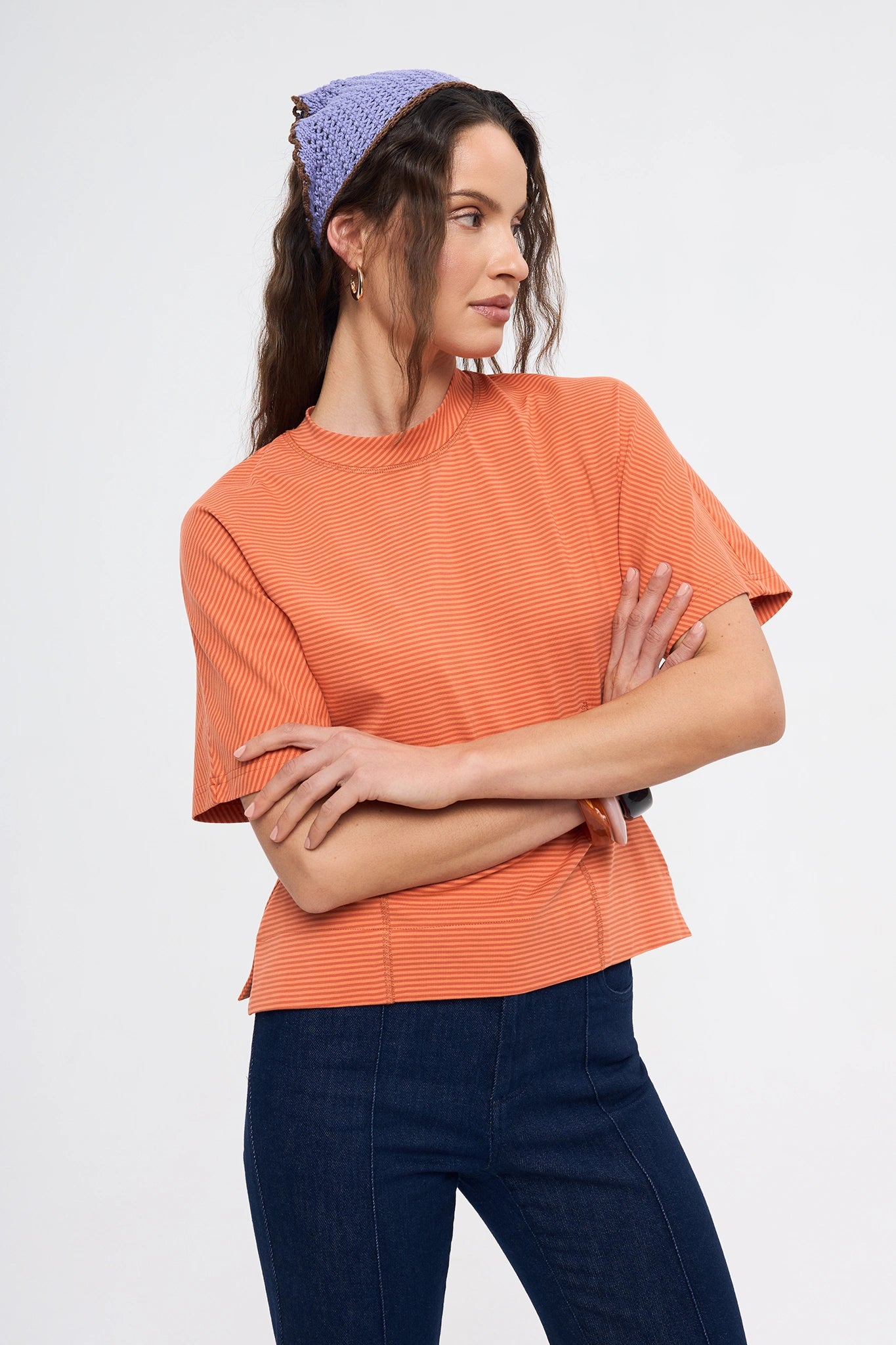 [pl][Modelka ma 174 cm i nosi rozmiar S] [en][The model is 174 cm and wears size S] [de][Das Model ist 174 cm groß und trägt Größe S]  t-shirt taliowany w paski damski outfit wiosna pomarańczowa bluzka