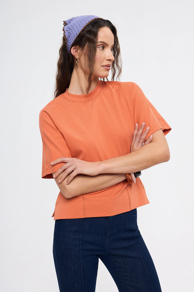 [pl][Modelka ma 174 cm i nosi rozmiar S] [en][The model is 174 cm and wears size S] [de][Das Model ist 174 cm groß und trägt Größe S]  t-shirt taliowany w paski damski outfit wiosna pomarańczowa bluzka