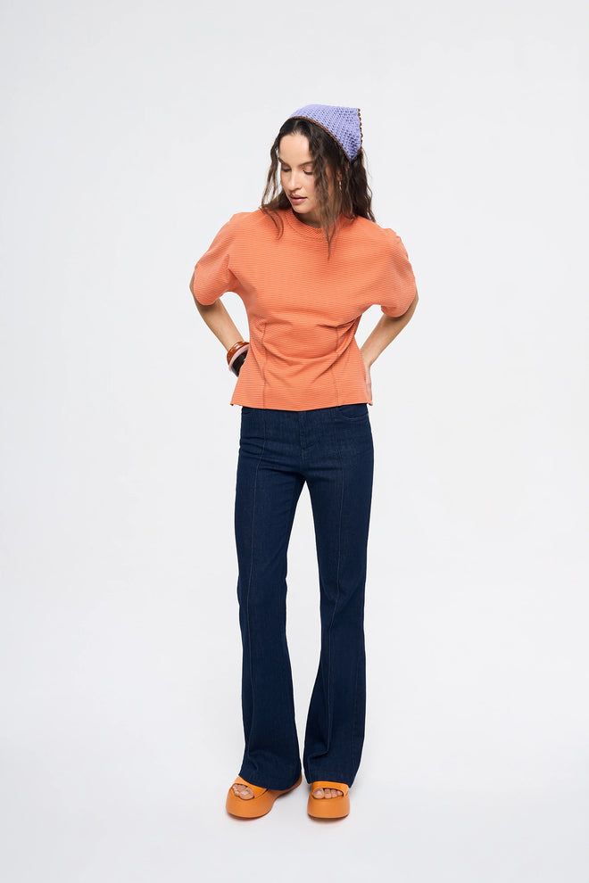 [pl][Modelka ma 174 cm i nosi rozmiar S] [en][The model is 174 cm and wears size S] [de][Das Model ist 174 cm groß und trägt Größe S]  t-shirt taliowany w paski damski outfit wiosna pomarańczowa bluzka