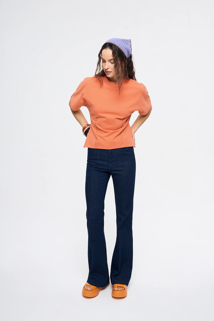 [pl][Modelka ma 174 cm i nosi rozmiar S] [en][The model is 174 cm and wears size S] [de][Das Model ist 174 cm groß und trägt Größe S]  t-shirt taliowany w paski damski outfit wiosna pomarańczowa bluzka
