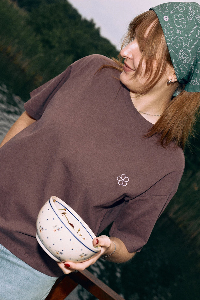 [pl][Modelka ma 178 cm i nosi rozmiar L] [en][The model is 178 cm and wears size L] [de][Das Model ist 178 cm groß und trägt Größe L] t-shirt damski brązowy flower power bawełna organiczna organic cotton przód modelka bandana