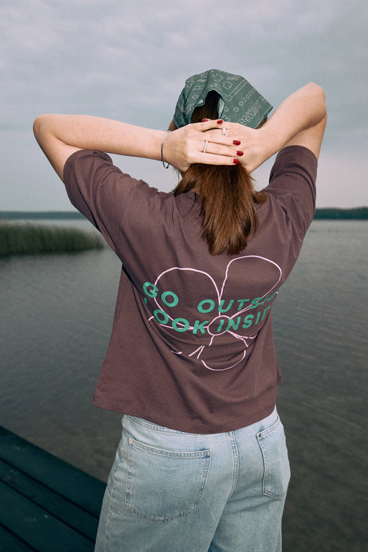 [Modelka ma 178 cm wzrostu i nosi rozmiar L] t-shirt damski brązowy flower power bawełna organiczna organic cotton tył modelka bandana