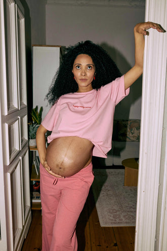 [Modelka ma 175 cm wzrostu i ma na sobie t-shirt w rozmiarze S] t-shirt damski różowy muma bawełna organiczna dzień matki mama modelka koszulka outfit 