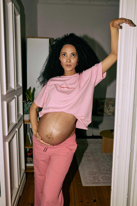 [Modelka ma 175 cm wzrostu i ma na sobie t-shirt w rozmiarze S] t-shirt damski różowy muma bawełna organiczna dzień matki mama modelka koszulka outfit 