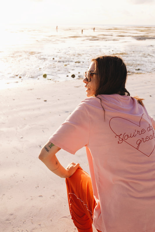 [Modelka ma 173 cm wzrostu i ma na sobie t-shirt w rozmiarze S] t-shirt damski różowy muma bawełna organiczna dzień matki tył modelka