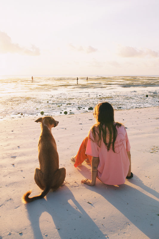 [Modelka ma 173 cm wzrostu i ma na sobie t-shirt w rozmiarze S] t-shirt damski różowy muma bawełna organiczna dzień matki morze plaża 