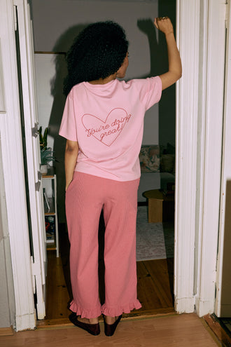 [Modelka ma 175 cm wzrostu i ma na sobie t-shirt w rozmiarze S] t-shirt damski różowy muma bawełna organiczna dzień matki tył koszulki modelka outfit