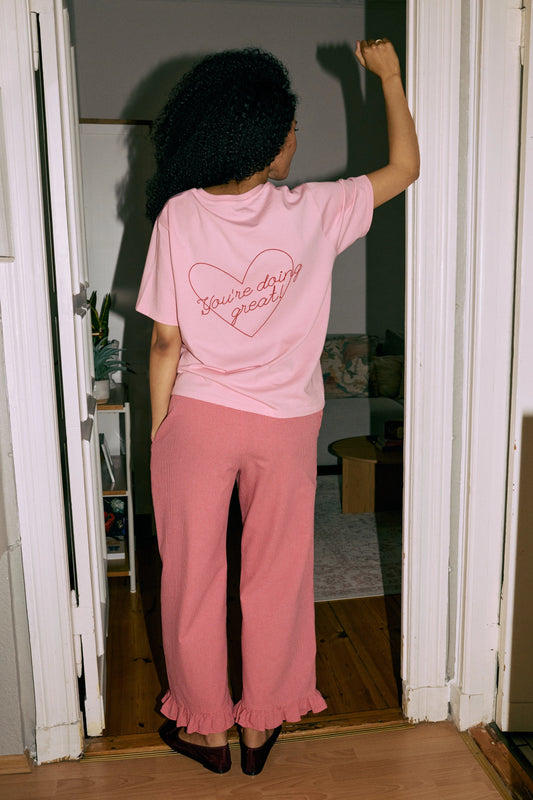 [Modelka ma 175 cm wzrostu i ma na sobie t-shirt w rozmiarze S] t-shirt damski różowy muma bawełna organiczna dzień matki tył koszulki modelka outfit