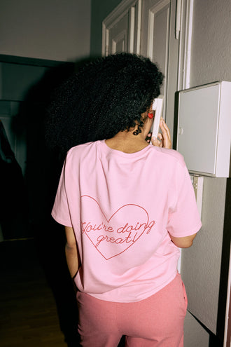 [Modelka ma 175 cm wzrostu i ma na sobie t-shirt w rozmiarze S] t-shirt damski różowy muma bawełna organiczna dzień matki modelka tył koszulka