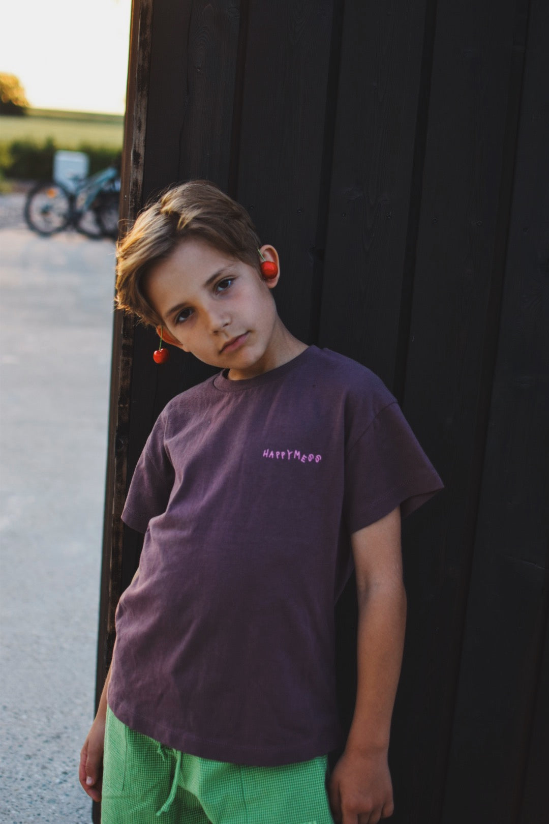 [Model ma 134 cm wzrostu i nosi rozmiar 9-10 lat] t-shirt dziecięcy edgy dog brązowy bawełna organiczna organic cotton chłopiec dziecko przód koszulki outfit