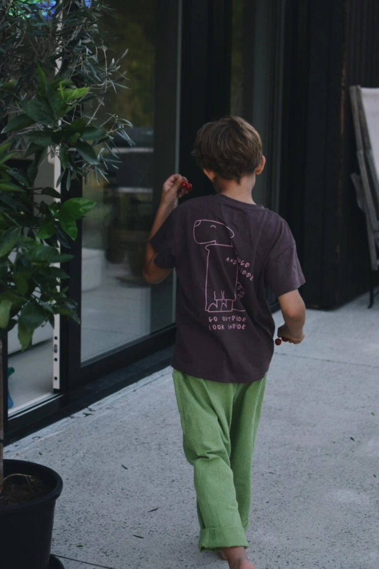 [pl][Model ma 134 cm i nosi rozmiar 9-10 lat] [en][The model is 134 cm and wears size 9-10 years] [de][Das Model ist 134 cm groß und trägt Größe 9-10 Jahre]  t-shirt dziecięcy edgy dog brązowy bawełna organiczna organic cotton chłopiec dziecko tył koszulki