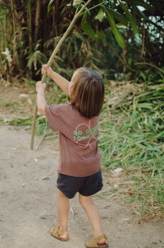 t-shirt dziecięcy brązowy flower power bawełna organiczna organic cotton tył dziecko child wakacje