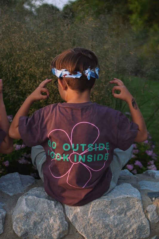 t-shirt dziecięcy brązowy flower power bawełna organiczna organic cotton tył dziecko chłopiec