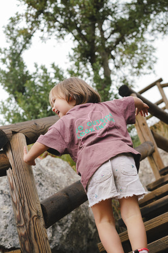 t-shirt dziecięcy brązowy flower power bawełna organiczna organic cotton tył dziecko wakacje