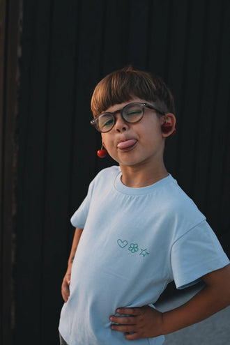 [Model ma 120 cm wzrostu i ma na sobie rozmiar 5-6 lat] t-shirt dziecięcy niebieski go outside look inside bawełna organiczna organic cotton dziecko chłopiec przód koszulki