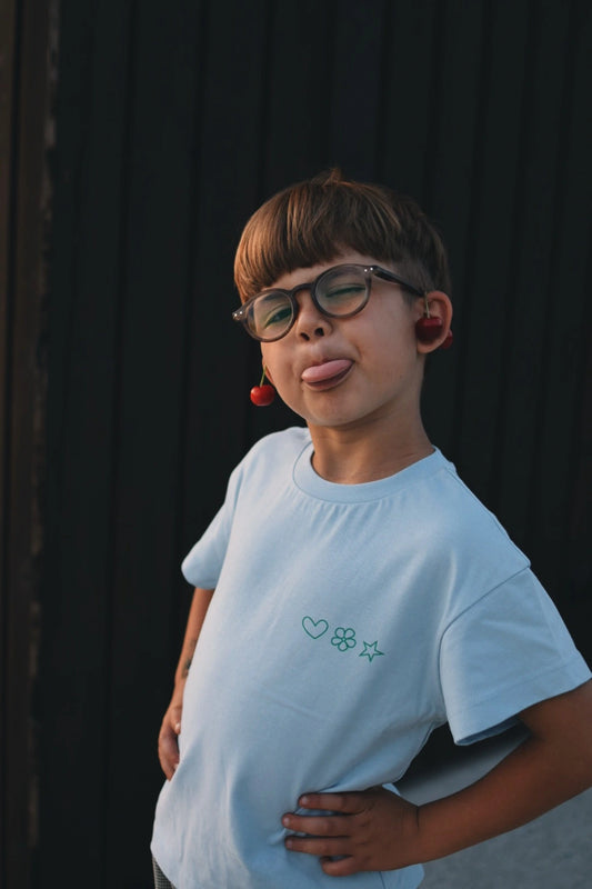 [Model ma 120 cm wzrostu i ma na sobie rozmiar 5-6 lat] t-shirt dziecięcy niebieski go outside look inside bawełna organiczna organic cotton dziecko chłopiec przód koszulki