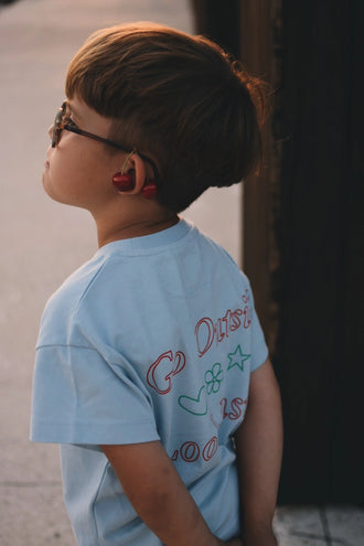 [Model ma 120 cm wzrostu i ma na sobie rozmiar 5-6 lat]  t-shirt dziecięcy niebieski go outside look inside bawełna organiczna organic cotton tył koszulki dziecko chłopiec 