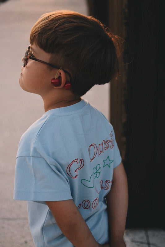 [Model ma 120 cm wzrostu i ma na sobie rozmiar 5-6 lat]  t-shirt dziecięcy niebieski go outside look inside bawełna organiczna organic cotton tył koszulki dziecko chłopiec 