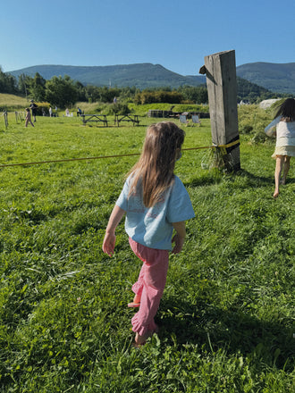 [Modelka ma 100 cm wzrostu i nosi rozmiar 3-4 lata]  t-shirt dziecięcy niebieski go outside look inside bawełna organiczna organic cotton dziecko outfit tył koszulki spodnie