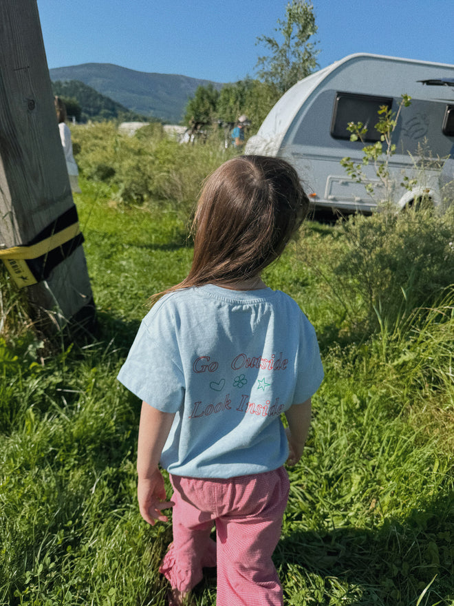 [pl][Modelka ma 100 cm i nosi rozmiar 3-4 lat] [en][The model is 100 cm and wears size 3-4 years] [de][Das Model ist 100 cm groß und trägt Größe 3-4 Jahre]
 t-shirt dziecięcy niebieski go outside look inside bawełna organiczna organic cotton dziecko dziewczynka outfit tył koszulki