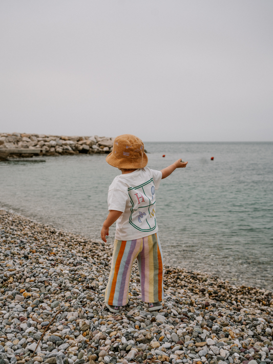 [Lena ma 2 lata, 89 cm wzrostu i nosi rozmiar 18-24 miesiące] t-shirt dziecięcy happymess club bawełna organiczna organic cotton kapelusz srotowy spodnie w paski