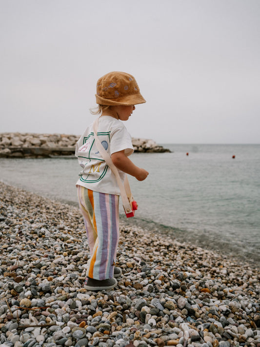 [Lena ma 2 lata, 89 cm wzrostu i nosi rozmiar 18-24 miesiące]  t-shirt dziecięcy happymess club bawełna organiczna organic cotton outfit kapelusz spodnie w paski