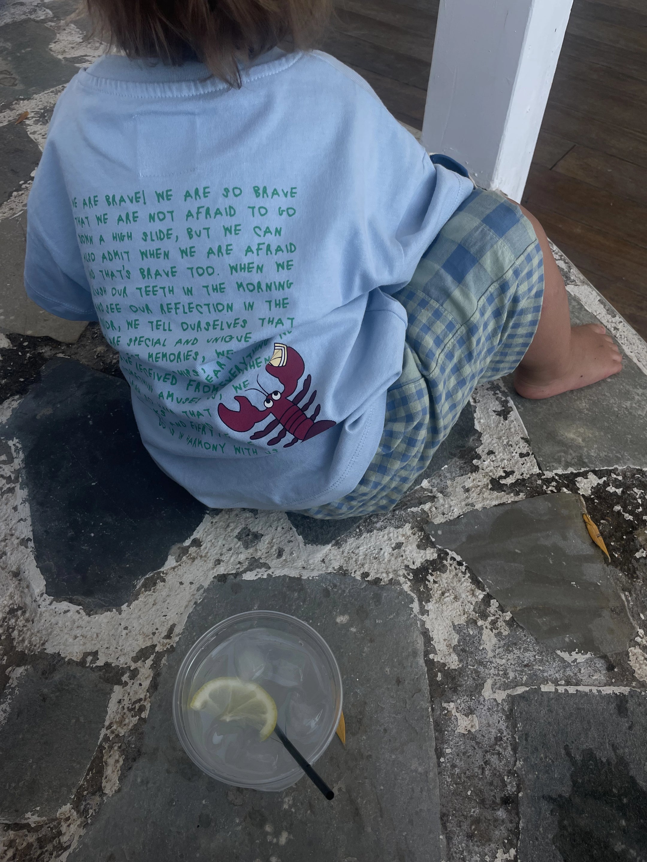 [Model ma 90 cm wzrostu i nosi rozmiar 2-3 lata] t-shirt dziecięcy niebieski statement bawełna organiczna organic cotton tył dziecko spodenki szorty