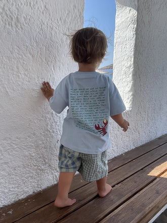 [Model ma 90 cm wzrostu i nosi rozmiar 2-3 lata] t-shirt dziecięcy niebieski statement bawełna organiczna organic cotton tył dziecko szorty