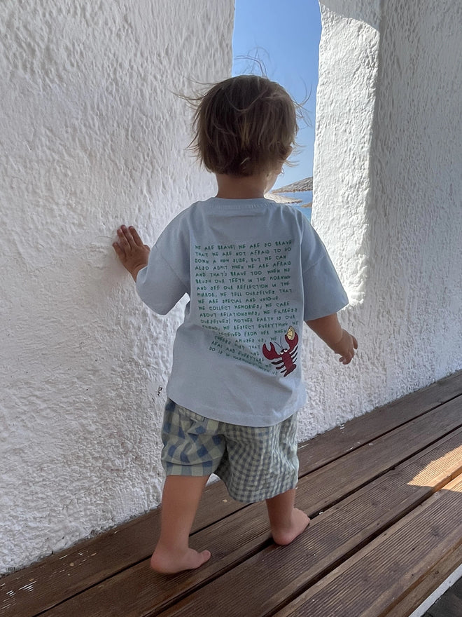 [pl][Model ma 90 cm i nosi rozmiar 2-3 lata] [en][The model is 90 cm and wears size 2-3 years] [de][Das Model ist 90 cm groß und trägt Größe 2-3 Jahre]   t-shirt dziecięcy niebieski statement bawełna organiczna organic cotton tył dziecko szorty