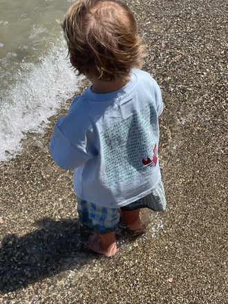 [Model ma 90 cm wzrostu i nosi rozmiar 2-3 lata] t-shirt dziecięcy niebieski statement bawełna organiczna organic cotton tył plaża chłopiec dziecko