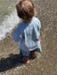 [pl][Model ma 90 cm wzrostu i nosi rozmiar 2-3 lata] [en][The model is 90 cm tall and wears size 2-3 years] [de][Das Model ist 90 cm groß und trägt Größe 2-3 Jahre]  t-shirt dziecięcy niebieski statement bawełna organiczna organic cotton tył plaża chłopiec dziecko