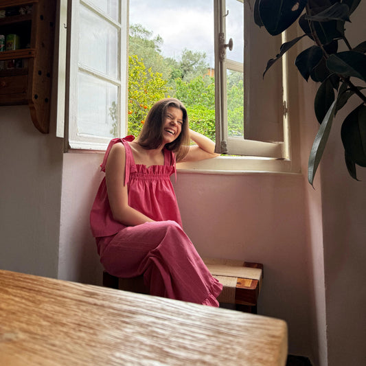 [Modelka ma 172 cm wzrostu i nosi rozmiar S] top damski wild berry krata vichy różowy spodnie set zestaw modelka