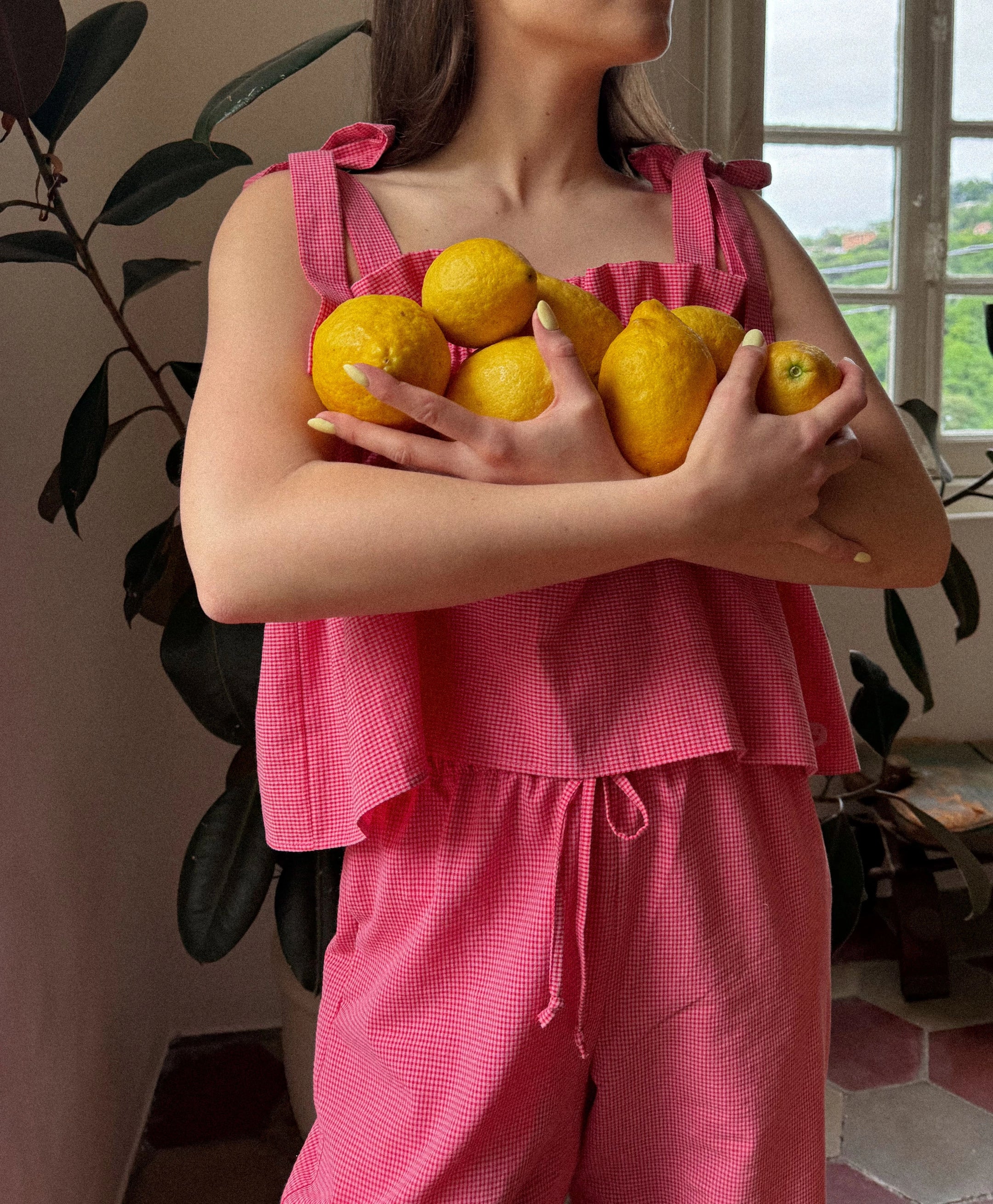 [Modelka ma 172 cm wzrostu i nosi rozmiar S] top damski wild berry krata vichy różowy set zestaw spodnie