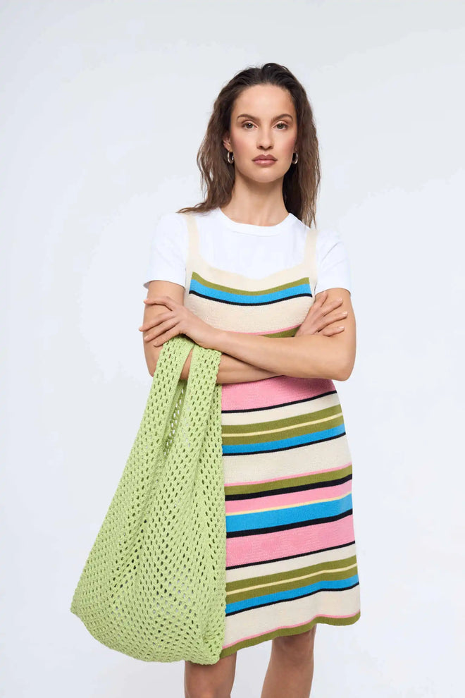 letnia dzianinowa torebka zielona bawełna organiczna organic cotton crochete bag kiwi green strickhandtasche bio-baumwolle handtasche sukienka mini w paski paradise beach cotton dress kleid