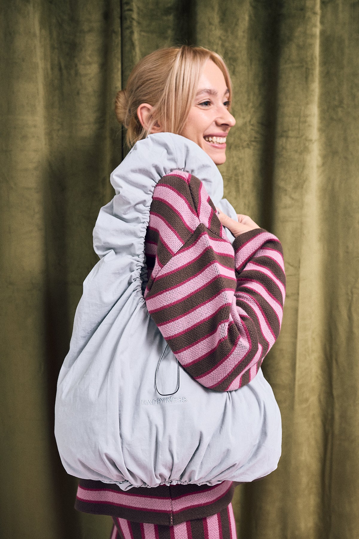 bawełniana torebka scrunchie storm grey outfit stylizacja set sweter