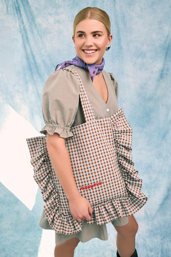 torba w kratę z falbanką foggy brown torebka bag vichy frilled sukienka zestaw modelka