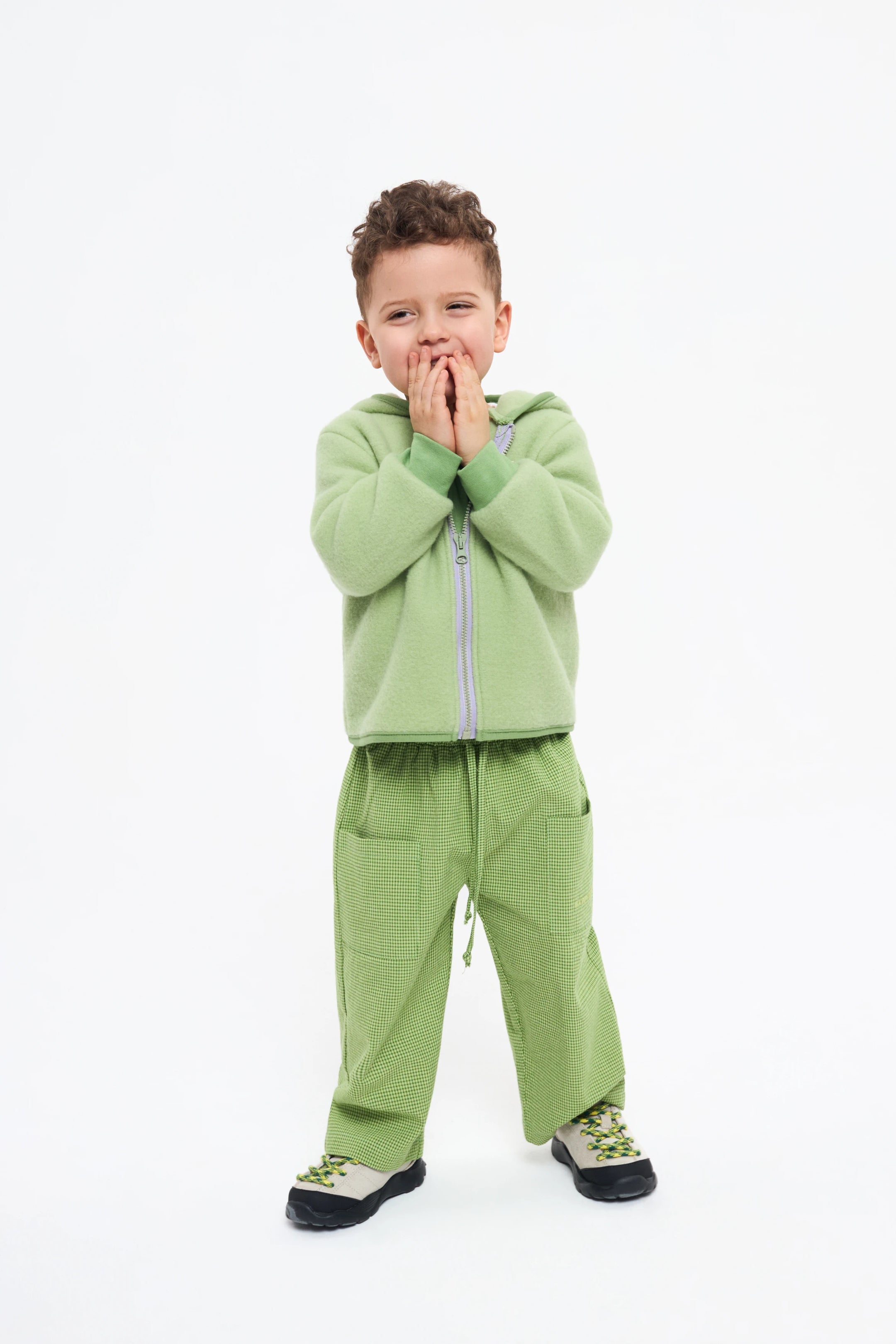 [pl][Model ma 4 lata i nosi rozmiar 3-4 lata] [en][The model is 4 years old and wears a size 3–4 years] [de][Das Model ist 4 Jahre alt und trägt die Größe 3–4 Jahre] dziecięca wełniana kurtka merino zielona całoroczna z kapturem
wool jacket green pea jacke
