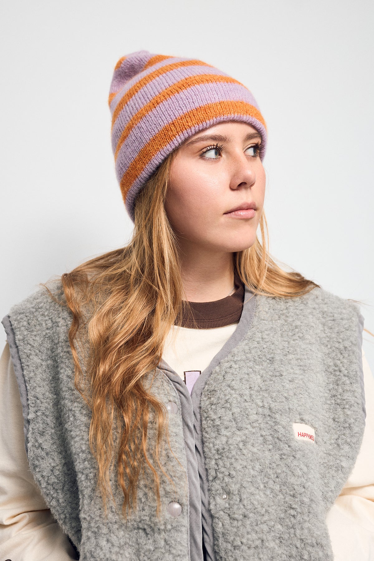 wełniana czapka beanie w paski coral berry woolen hat modelka stylizacja kamizelka stone grey longsleeve