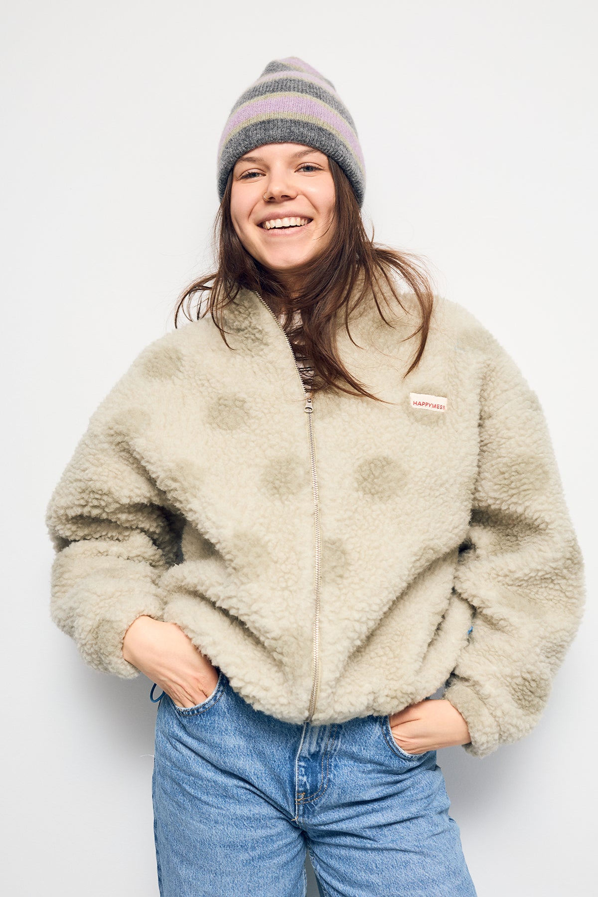 wełniana czapka beanie w paski cozy stripes modelka stylizacja kurtka bomberka polka dots woolen hat