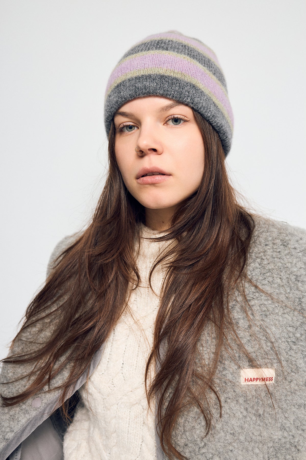 wełniana czapka beanie w paski cozy stripes modelka stylizacja kamizelka stone grey woolen hat