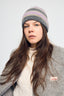 wełniana czapka beanie w paski cozy stripes modelka stylizacja kamizelka stone grey woolen hat