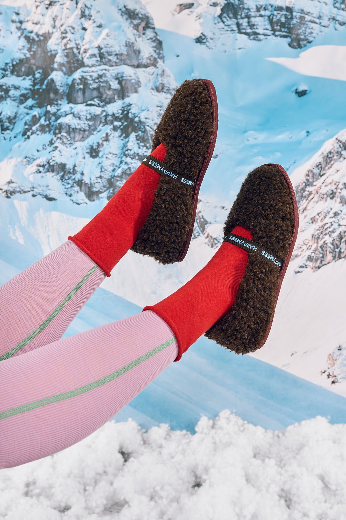 wełniane kapcie damskie merino z gumką woolen slippers brązowe chocolate brown stylizacja leginsy termoaktywne