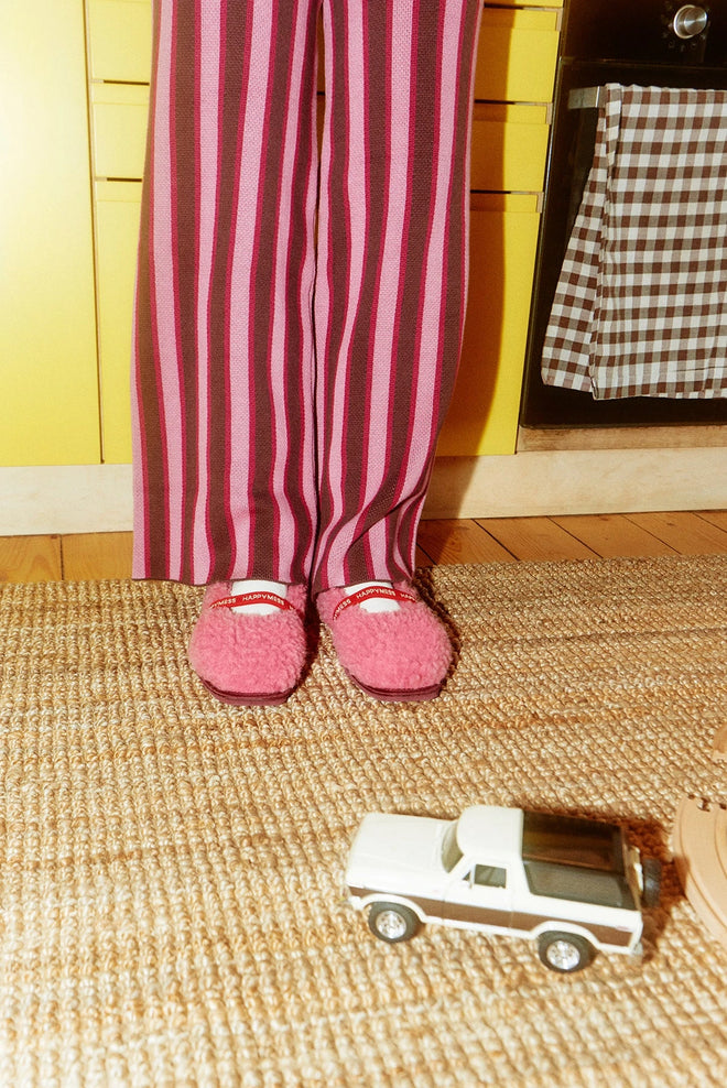 wełniane kapcie damskie merino z gumką woolen slippers dusty pink różowe stylizacja modelka spodnie w paski