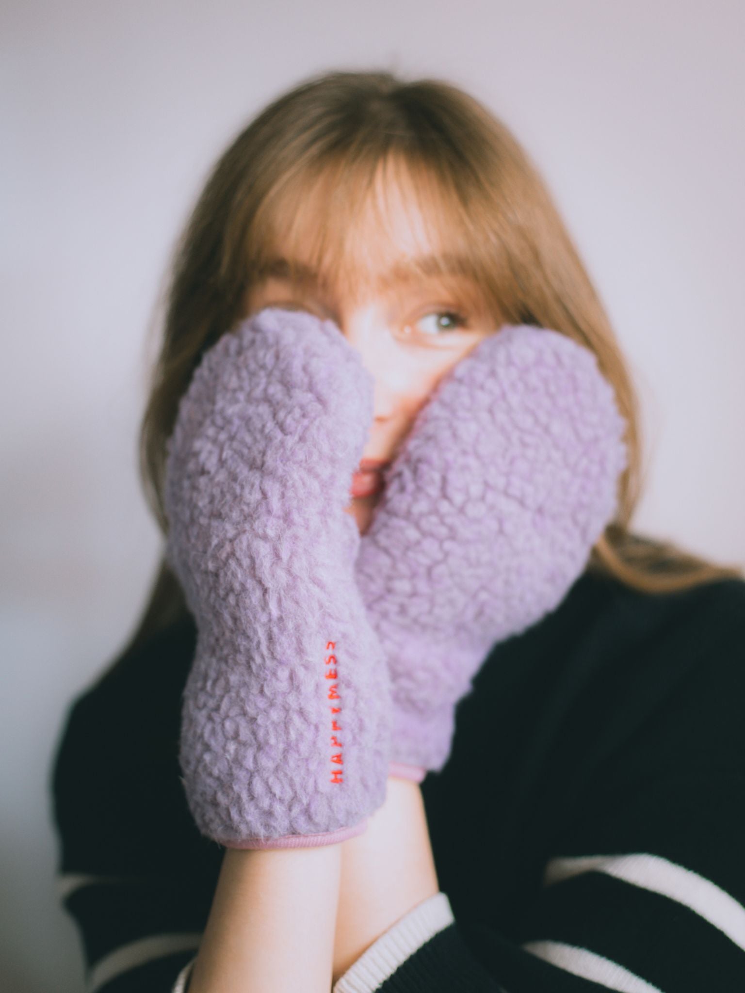 wełniane rękawiczki z klapką merino adult lilac cloud fioletowe wool mittens modelka