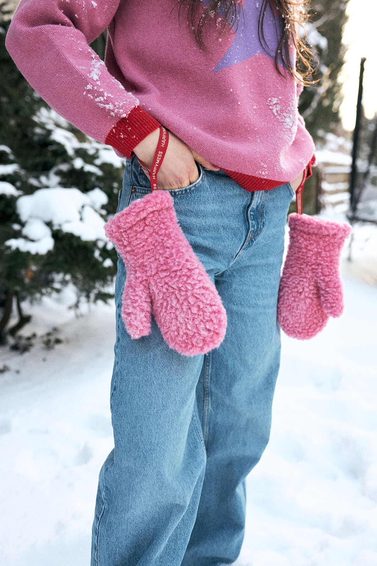 wełniane rękawiczki z gumką adult unisex różowe dusty pink wool mittens merino modelka stylizacja sweter star