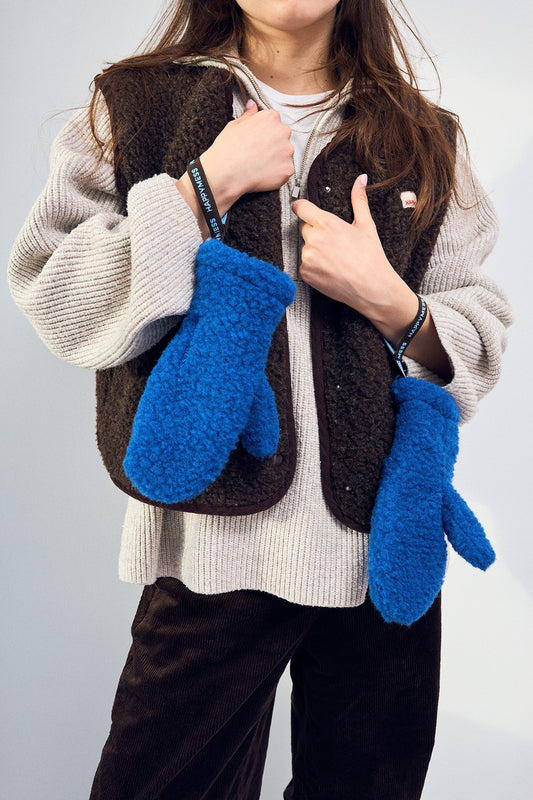 wełniane rękawiczki merino z gumką cobalt niebieskie granatowe wool mittens modelka outfit kamizelka chocolate brown vest