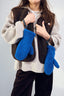 wełniane rękawiczki merino z gumką cobalt niebieskie granatowe wool mittens modelka outfit kamizelka chocolate brown vest