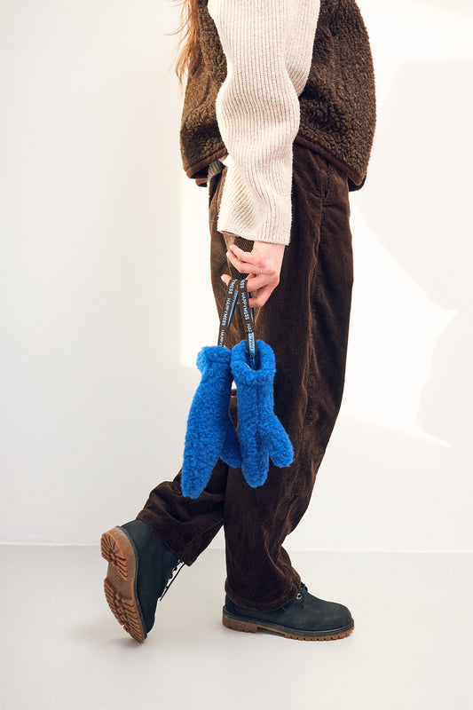 wełniane rękawiczki merino z gumką cobalt niebieskie granatowe wool mittens outfit stylizacja kamizelka