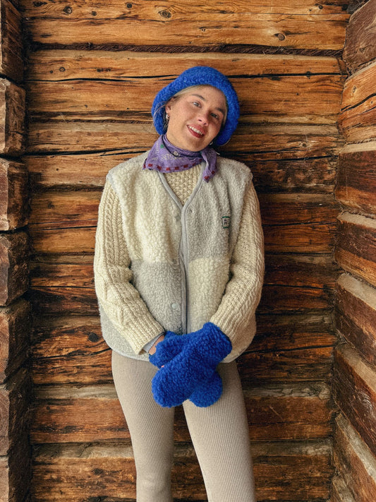 wełniane rękawiczki merino z klapką adult kobaltowe cobalt granatowe wool mittens outfit stylizacja modelka szachownica kamizelka bandana 