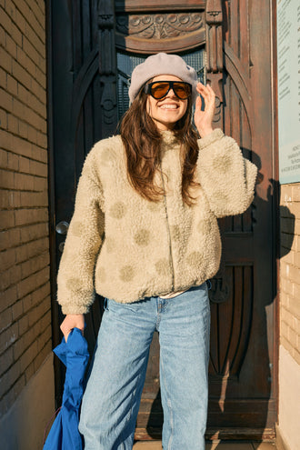 wełniany beret damski szary happymess club grey wool modelka outfit stylizacja kurtka polka dots torebka scrunchie